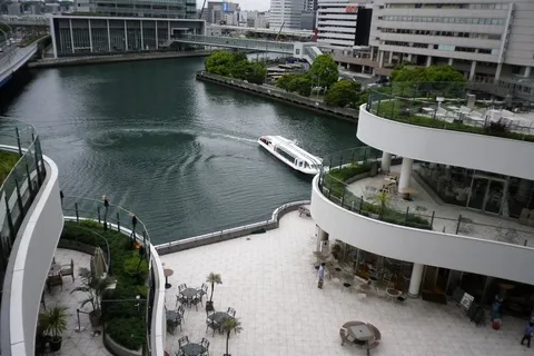 都会の水辺を駆ける流線型の船