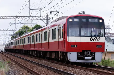 鉄路をゆく赤い列車