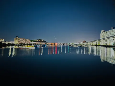 夜景に映える水辺の風景