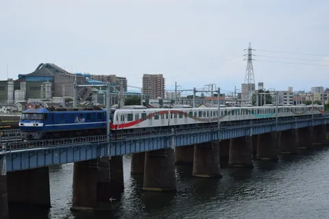 水辺を駆ける彩色列車