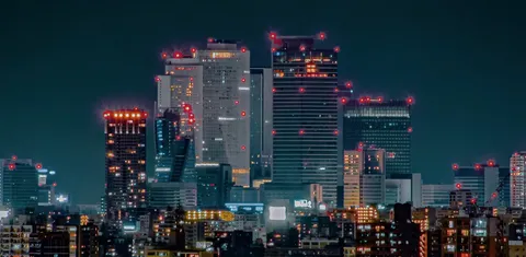 夜景に浮かぶ赤い灯