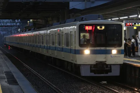 薄暗いホームを照らす列車