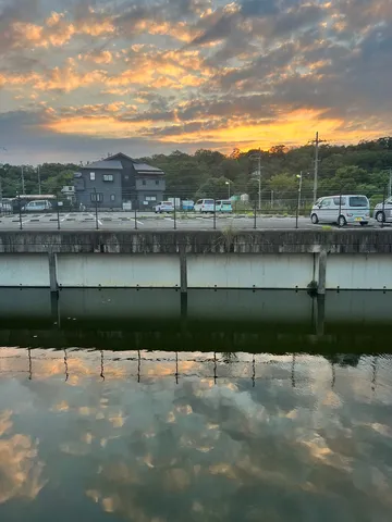 水面に映る夕焼け空