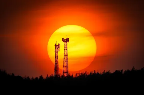 夕陽と電波塔のシルエット