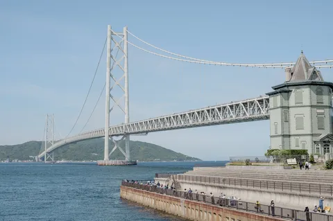 橋と港の風景、釣り人たち