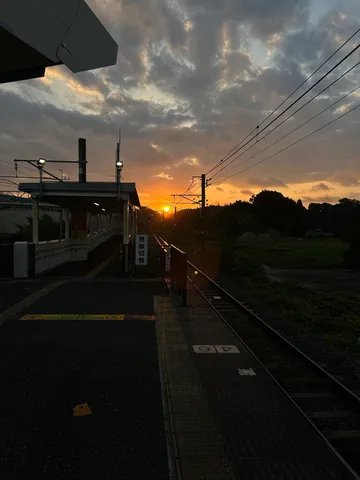 夕暮れ時、静かな駅のホーム