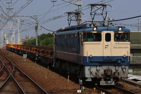 青い巨人の貨物列車