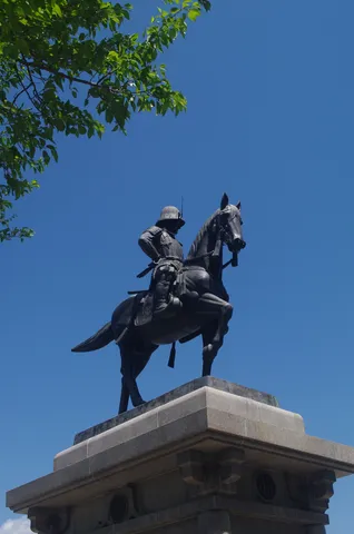 青空に映える武将の騎馬像