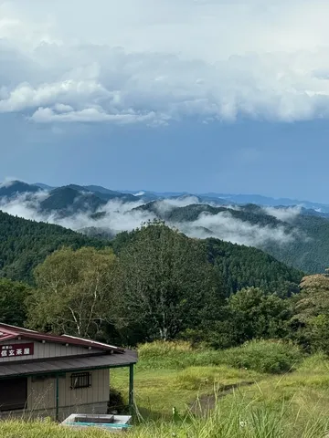 山間に漂う霧と静寂の山小屋