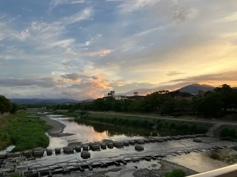 夕暮れの川辺、趣深い風景