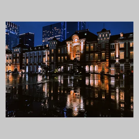 雨上がりの東京駅、濡れた地面に映る光