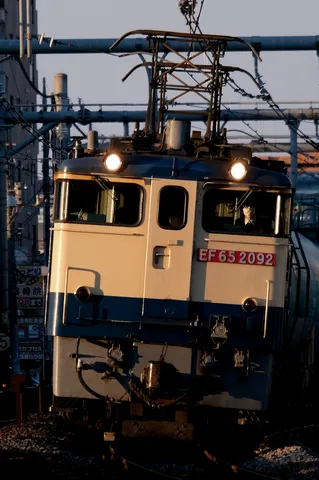夕暮れ時の国鉄EF65形電気機関車