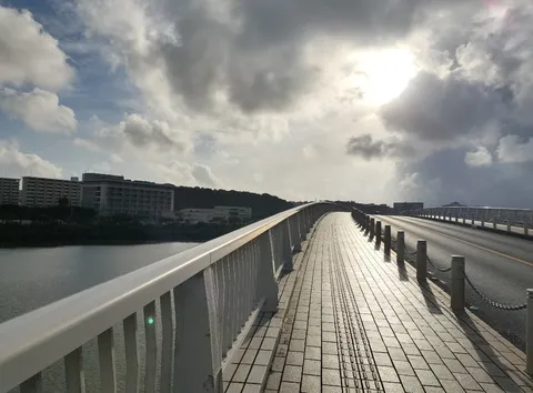 夕暮れの橋に光の道