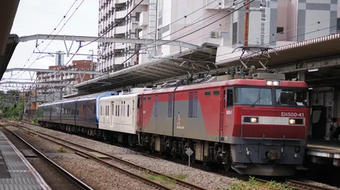 駅を走る赤の列車