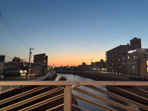 茜色の空と都会の夜景