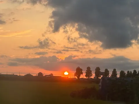 黄昏時の農村風景