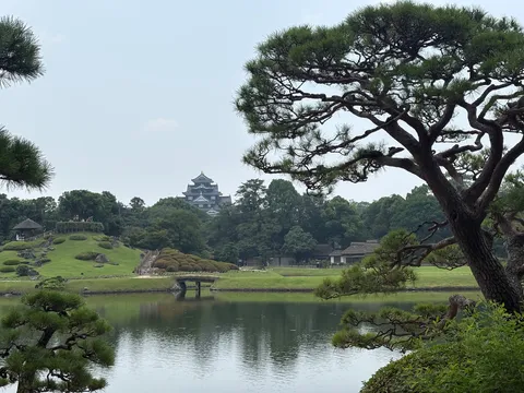 歴史と自然が織りなす、水鏡の静寂