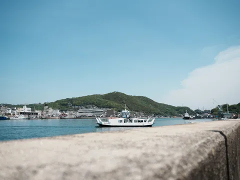 潮風とフェリーの風景