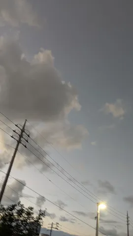 夕暮れの雲と電線の詩