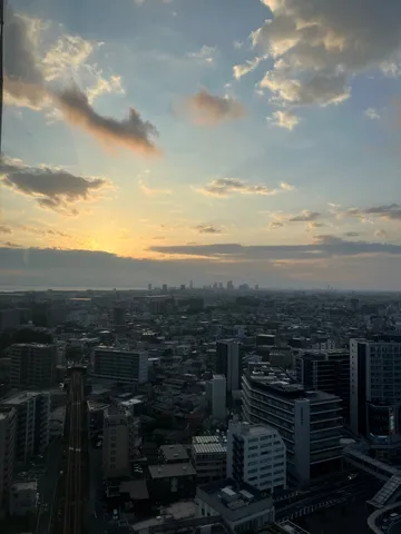 夕暮れの都会と海の気配