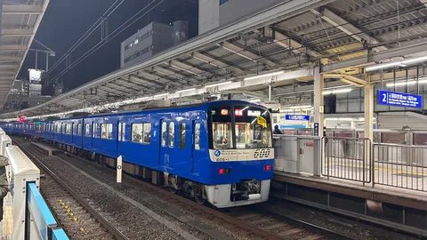 夜に輝く、青い電車の停車駅