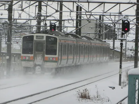 雪煙をまとい進む列車