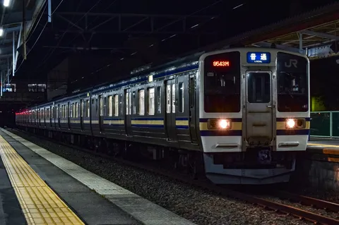 夜の駅に佇むローカル線