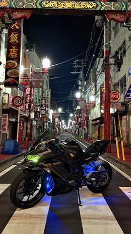 夜の街、青く光る秘密兵器