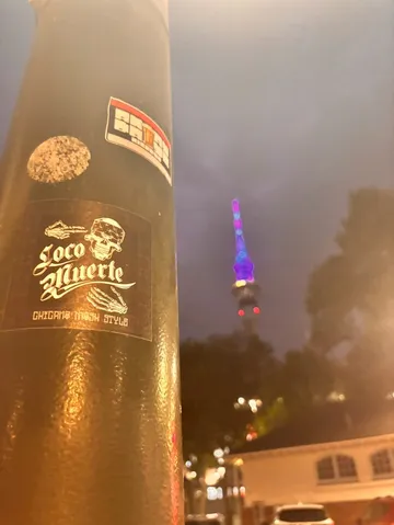 夜景に浮かぶ、ステッカーの個性