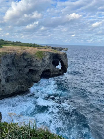 海風と岩のアーチ