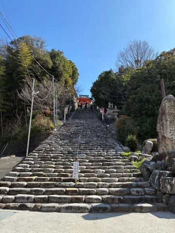 石段を登る、神聖な道のり