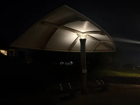 夜の休息所、灯りの温もり
