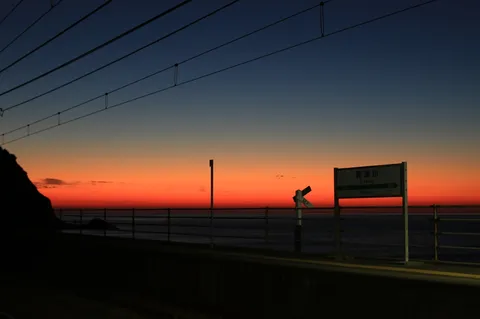 夕景と海辺の静かな線