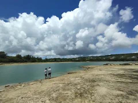 青空と波しぶきの午後