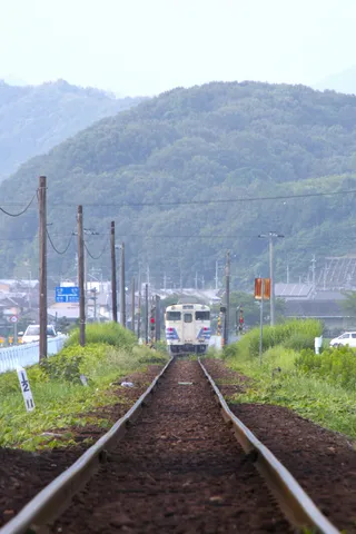 雨上がりの静かな鉄道風景