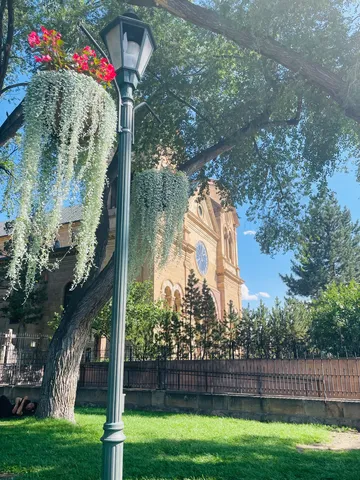 木漏れ日と古都の教会
