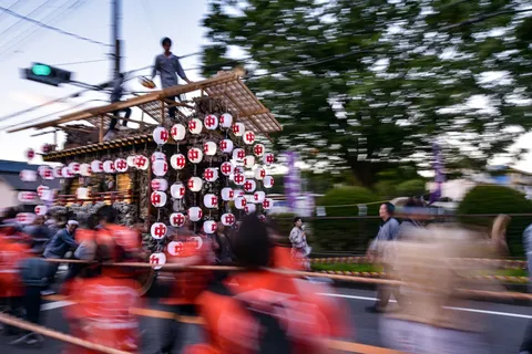 躍動する祭りの灯り