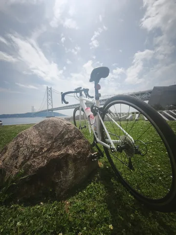 潮風と自転車、そして大岩