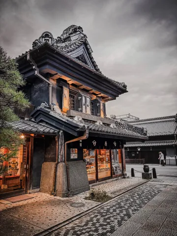 夕暮れの誘惑、つい覗き見したくなる店