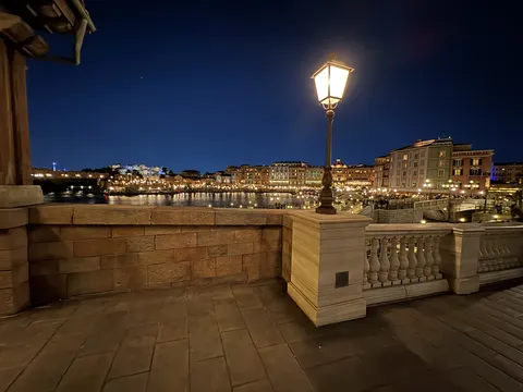 煌めく港町の夜景と街灯
