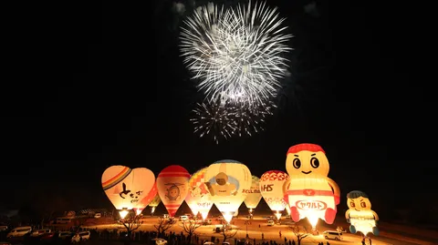 夜空と熱気球の共演