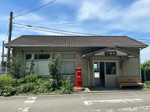 静かな駅舎と赤い郵便ポスト