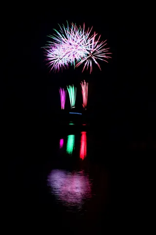 闇夜に咲く光の華、水面に映る幻想