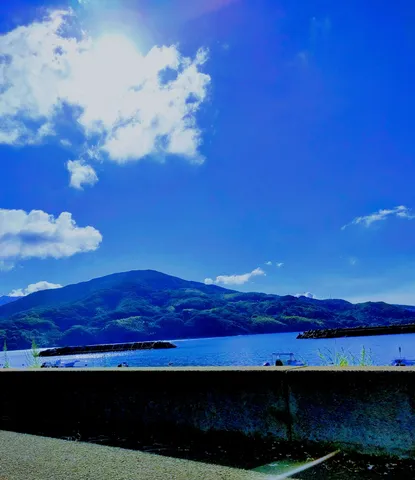 青い空と山のコントラスト