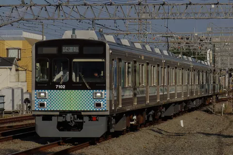 爽やかなチェッカー模様の電車