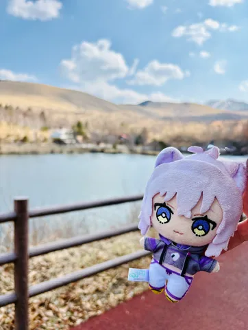 春の湖畔とぬいぐるみ
