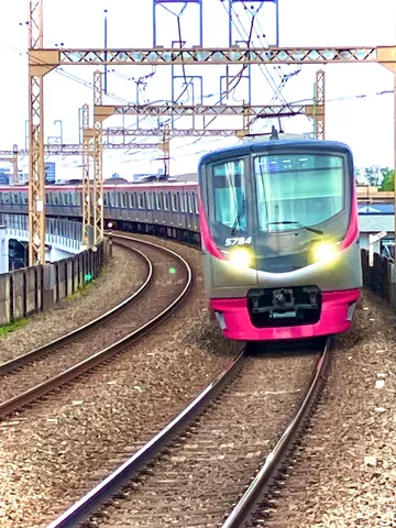 迫り来るピンクの電車