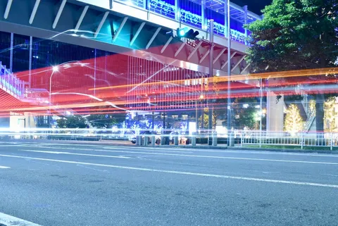 光の軌跡が描く夜の交差点