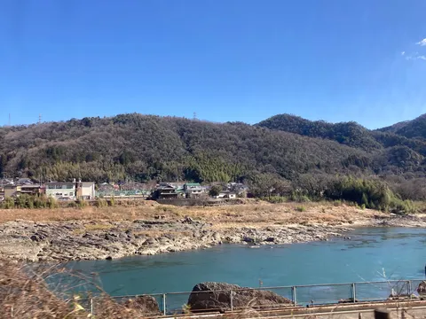 静寂を抱く、水辺の山郷