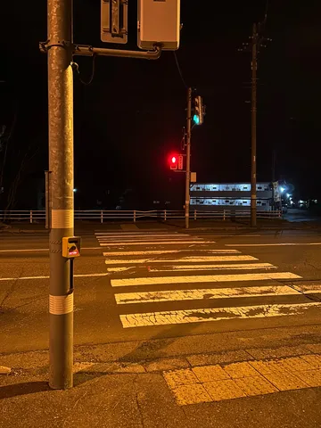 信号が照らす夜の交差点